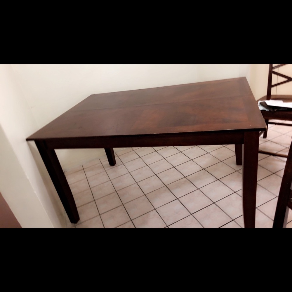 Dinner table - Picture 2 of 6